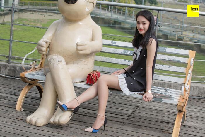 [IESS异思趣向] 姗姗《姗姗的温柔咖啡丝》丝足美腿写真 23th image