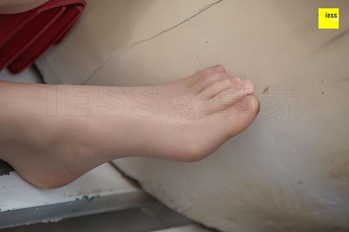 [IESS异思趣向] 姗姗《姗姗的温柔咖啡丝》丝足美腿写真 66th image