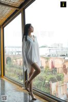 [IESS异思趣向] 模特：可乐《男友衬衫里的温柔》丝足美腿写真